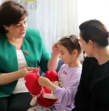 Sureyya-Yavuzdan-anneler-gunu-oncesinde-anlamli-ziyaret.webp.webp